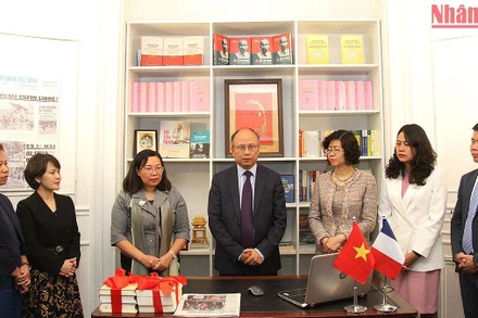 Đại sứ Việt Nam tại Pháp Đinh Toàn Thắng phát biểu tại lễ trao tặng sách.