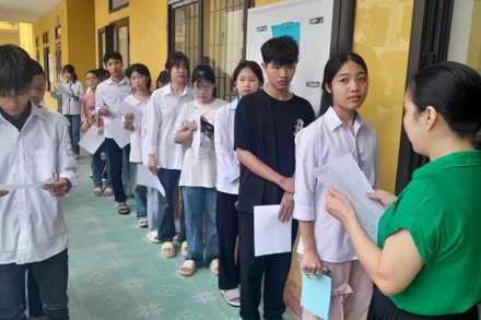 Các thí sinh làm thủ tục thi tại hội đồng thi trường Trung học phổ thông huyện Tam Nông.