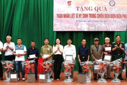 Đại diện các đơn vị tặng quà cho thân nhân liệt sĩ.