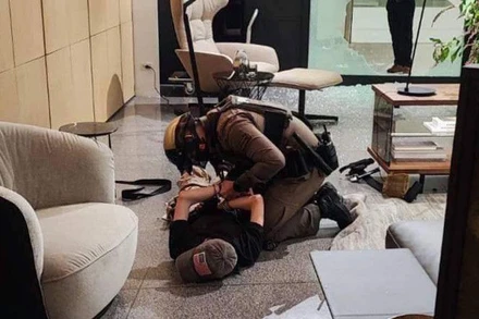 Cảnh sát bắt giữ nghi phạm gây ra vụ nổ súng. (Ảnh: Cảnh sát hoàng gia Thái Lan)