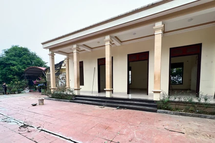 Sạt lở khiến gia đình bà Nguyễn Thúy Liễu phải di dời khẩn cấp.