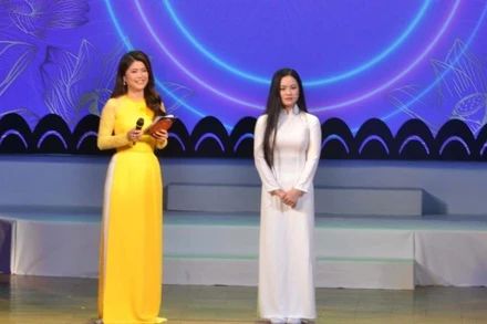 Thí sinh Võ Thị Mảnh, Trung tâm Văn hóa tỉnh Cà Mau, trả lời câu hỏi của Hội đồng giám khảo.