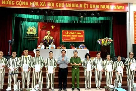 Trao giấy chứng nhận đặc xá, căn cước công dân gắn chip cho 10 phạm nhân đại diện số phạm nhân được đặc xá năm 2022.