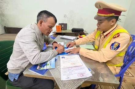 Cán bộ phòng Cảnh sát giao thông, Công an tỉnh Tuyên Quang lập biên bản vi phạm đối với ông Vũ Thế Phương.