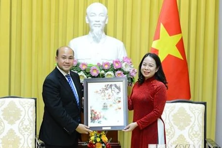 Phó Chủ tịch nước Võ Thị Ánh Xuân tặng quà lưu niệm cho Chủ tịch Hội Liên hiệp Thanh niên Campuchia Hun Many. (Ảnh: Minh Đức/TTXVN)