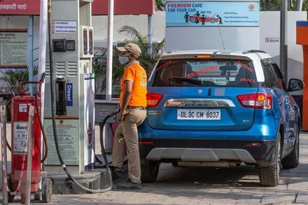 Bơm xăng cho phương tiện tại một trạm xăng ở New Delhi, Ấn Độ. (Ảnh: THX/TTXVN)