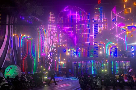 Công an TP Cà Mau “đột kích” kiểm tra cơ sở giải trí “Beer club Tiktok” vào rạng sáng 13/9.