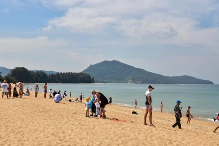 Du khách quốc tế tại bãi biển Mai Khao, Phuket. (Ảnh: Bưu điện Bangkok)