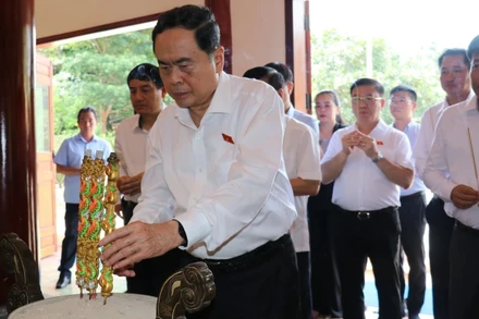 Chủ tịch Quốc hội Trần Thanh Mẫn dâng hương, dâng hoa tại khu Di tích Quốc gia đặc biệt Bộ Chỉ huy miền Tà Thiết. (Ảnh: Nhật Bình/TTXVN)