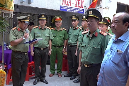 Đại diện Công an tỉnh Cà Mau công bố quyết định của Bộ trưởng Công an thăng cấp bậc hàm trước thời hạn từ Thiếu tá lên Trung tá đối với đồng chí Nguyện.