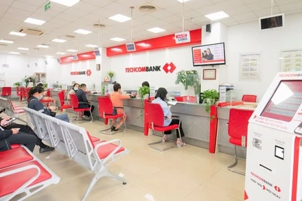 Ảnh minh họa giao dịch khách hàng tại Techcombank.