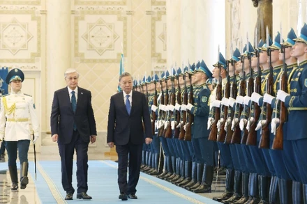 Tổng Bí thư Tô Lâm và Tổng thống Kazakhstan Kassym-Jomart Tokayev duyệt Đội danh dự tại Lễ đón. (Ảnh: Thống Nhất/TTXVN)