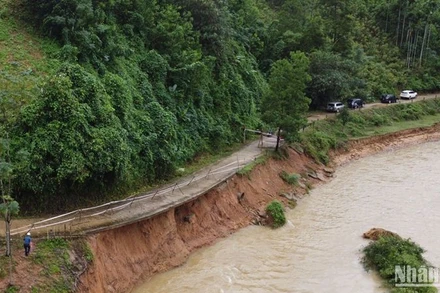 Mưa lũ gây sạt lở nghiêm trọng tuyến đường Ủy ban nhân dân xã Sơn Bao đi thôn Nước Bao, xã Sơn Bao, huyện miền núi Sơn Hà. 