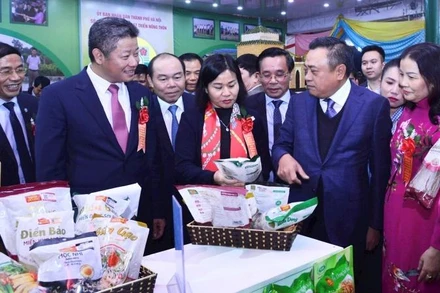 Các đại biểu tham quan gian trưng bày sản phẩm.