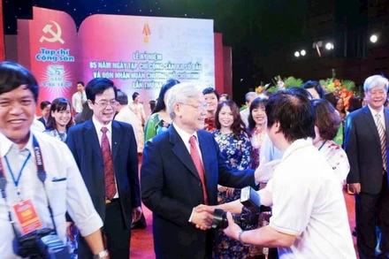 Tổng Bí thư Nguyễn Phú Trọng với các thế hệ cán bộ Tạp chí Cộng sản tại Lễ kỷ niệm 85 năm Ngày Tạp chí Cộng sản ra số đầu và đón nhận Huân chương Hồ Chí Minh lần thứ hai. (Ảnh: Tư liệu TCCS)