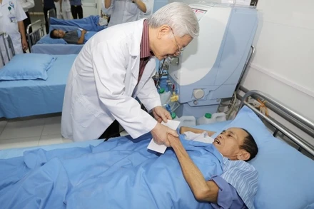 Tổng Bí thư Nguyễn Phú Trọng thăm, tặng quà bệnh nhân đang điều trị tại Khoa Thận nhân tạo, Bệnh viện Đa khoa tỉnh Bắc Kạn. (Ảnh: Tư liệu)