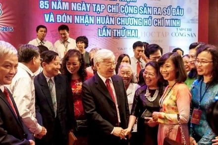 Tổng Bí thư Nguyễn Phú Trọng với các thế hệ cán bộ Tạp chí Cộng sản tại Lễ kỷ niệm 85 năm Ngày Tạp chí Cộng sản ra số đầu và đón nhận Huân chương Hồ Chí Minh lần thứ hai. (Ảnh: Tư liệu TCCS)