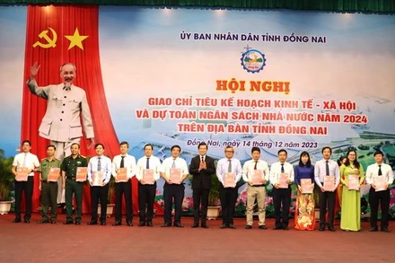 Bí thư Tỉnh ủy Đồng Nai Nguyễn Hồng Lĩnh giao quyết định thực hiện chỉ tiêu năm 2024 cho các sở, ngành.