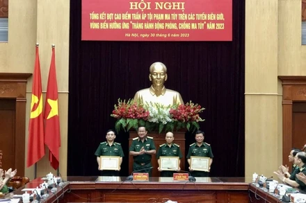 Thượng tướng Võ Minh Lương trao tặng Bằng khen của Bộ trưởng Quốc phòng cho 3 tập thể có thành tích xuất sắc.