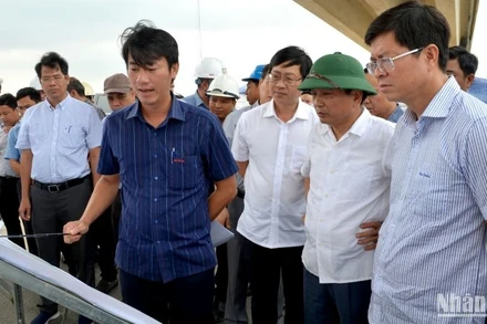 Thứ trưởng Giao thông vận tải Nguyễn Danh Huy cùng đại diện lãnh đạo Ủy ban nhân dân tỉnh Bình Thuận nghe báo cáo tiến độ thi công Dự án cao tốc đoạn Vĩnh Hảo-Phan Thiết. (Ảnh: ĐÌNH CHÂU)