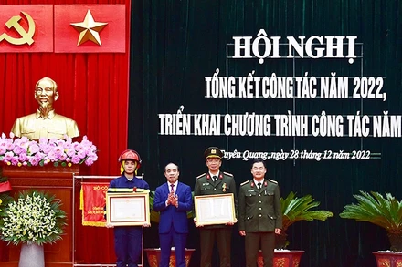 Thừa ủy quyền của Chủ tịch nước, đồng chí Chẩu Văn Lâm, Ủy viên Trung ương Đảng, Bí thư Tỉnh ủy Tuyên Quang trao Huân chương bảo vệ Tổ quốc hạng Ba và Huân chương Dũng cảm cho các cá nhân.