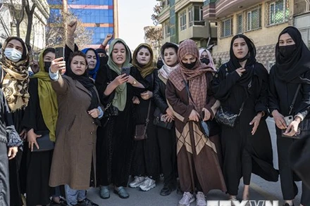 Phụ nữ Afghanistan biểu tình đòi các quyền lợi tại thủ đô Kabul ngày 8/3/2023. (Ảnh: AFP/TTXVN)