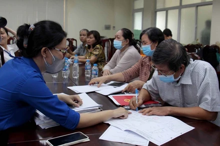 Các hộ dân làm hồ sơ, nhận bồi thường tại Ban Bồi thường giải phóng mặt bằng thành phố Thủ Đức, sáng 8/5. (Ảnh: Thế Anh)