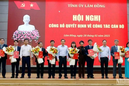 Lãnh đạo tỉnh Lâm Đồng trao quyết định điều động, bổ nhiệm, chỉ định các chức danh cán bộ lãnh đạo quản lý tại địa phương.
