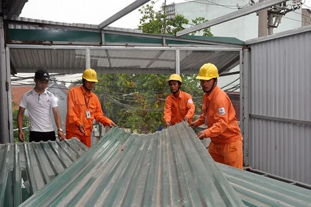 Tổng Công ty Điện lực Hà Nội hỗ trợ tháo dỡ công trình vi phạm. Ảnh: Hoa Việt Cường