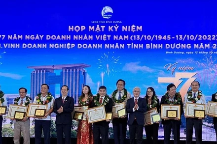 Lãnh đạo tỉnh Bình Dương trao Bằng khen cho doanh nghiệp và doanh nhân.