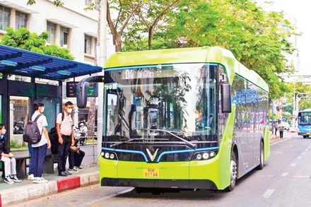Xe buýt điện do VinBus đầu tư, vận hành thân thiện với hành khách, tạo bộ mặt giao thông văn minh và hiện đại.