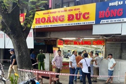 Tiệm vàng Hoàng Đức (khu vực phía trước chợ Đông Ba), nơi đối tượng Ngô Văn Quốc nổ súng vào khoảng 12 giờ 30 phút trưa 31/7.