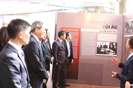 Lãnh đạo quận Ba Đình và người dân Thủ đô tham quan triển lãm “50 năm chiến thắng Hà Nội - Điện Biên Phủ trên không, quận Ba Đình viết tiếp trang sử vàng”.