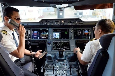 Phi công của hãng bay trong buồng lái.