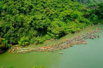 Lễ hội Tràng An với sự tham gia của gần 600 nghệ nhân, nghệ sĩ trên cả nước, cùng khoảng 2.000 người của các đoàn rước rồng, trống, đội tế lễ.