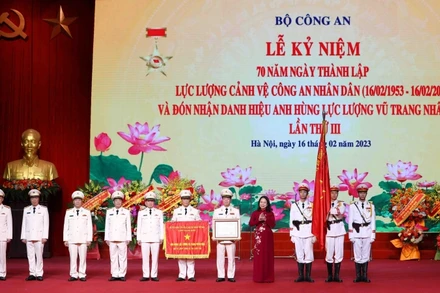 Quyền Chủ tịch nước Võ Thị Ánh Xuân trao danh hiệu Anh hùng Lực lượng vũ trang nhân dân tặng Bộ Tư lệnh Cảnh vệ.