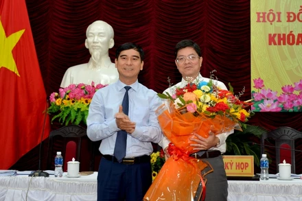 Bí thư Tỉnh ủy Bình Thuận Dương Văn An (trái) tặng hoa chúc mừng ông Nguyễn Hồng Hải được bầu giữ chức vụ Phó Chủ tịch Ủy ban nhân dân tỉnh Bình Thuận nhiệm kỳ 2021-2026.