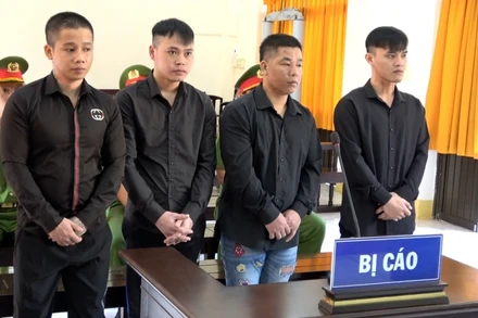 4 bị cáo Tiền, Vĩ, Sang, Nguyên tại phiên tòa.