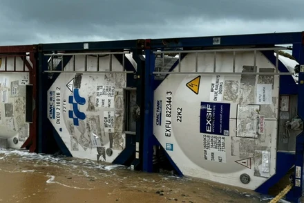 3 bồn nghi chứa hóa chất trôi dạt vào bờ biển xã Bình Trị, huyện Bình Sơn (Quảng Ngãi).