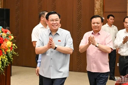 Chủ tịch Quốc hội Vương Đình Huệ, Bí thư Thành ủy Đinh Tiến Dũng cùng các đại biểu dự buổi làm việc.