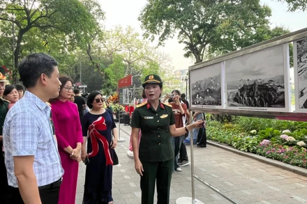 Các đại biểu nghe giới thiệu về những tư liệu lịch sử liên quan đến chiến dịch Điện Biên Phủ.