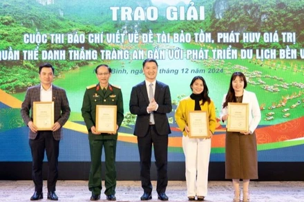 Văn phòng Đại diện Báo Nhân Dân tại Ninh Bình đoạt giải A thể loại báo in, giải C thể loại báo hình và giải Tập thể có thành tích xuất sắc. (Ảnh: TTXVN)
