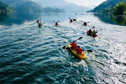 Các vận động viên nỗ lực vượt sóng sông Đà.