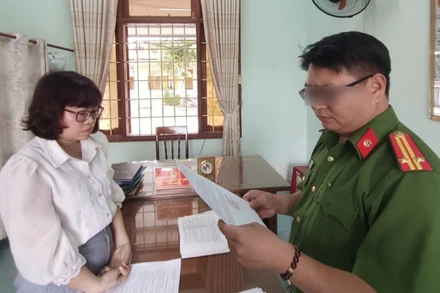 Phòng Cảnh sát kinh tế tống đạt Quyết định đối với bị can Nguyễn Thị Dung. (Ảnh: Công an tỉnh Quảng Ngãi cung cấp)