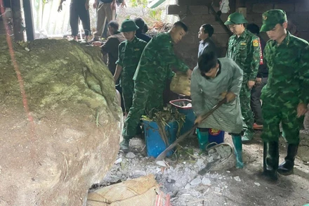 Lực lượng chức năng hỗ trợ gia đình khắc phục hậu quả.