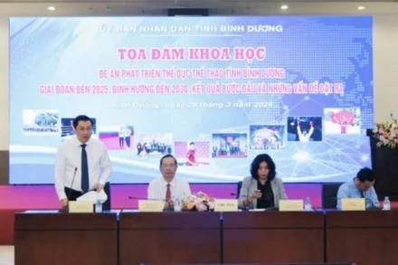 Đoàn chủ tọa điều hành buổi Tọa đàm khoa học.