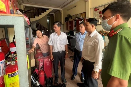 Lực lượng liên ngành kiểm tra tại Công ty TNHH Kim Sơn Minh.