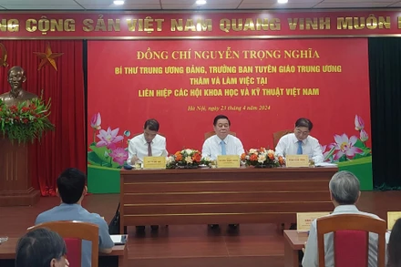 Đoàn công tác lắng nghe ý kiến của các nhà khoa học, trí thức.