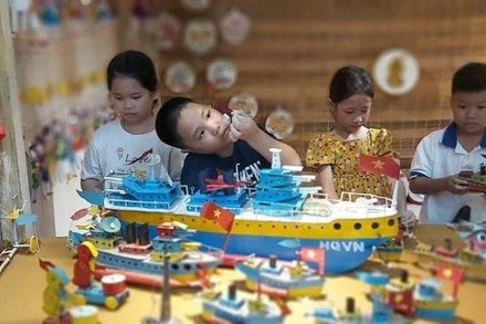 Trẻ em trải nghiệm các loại đồ chơi Trung thu truyền thống trong chương trình “Đèn thu lung linh”.