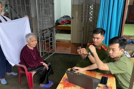 Cán bộ cơ quan chức năng Công an tỉnh Hà Nam đến tận nhà dân làm thẻ căn cước công dân gắn chip.